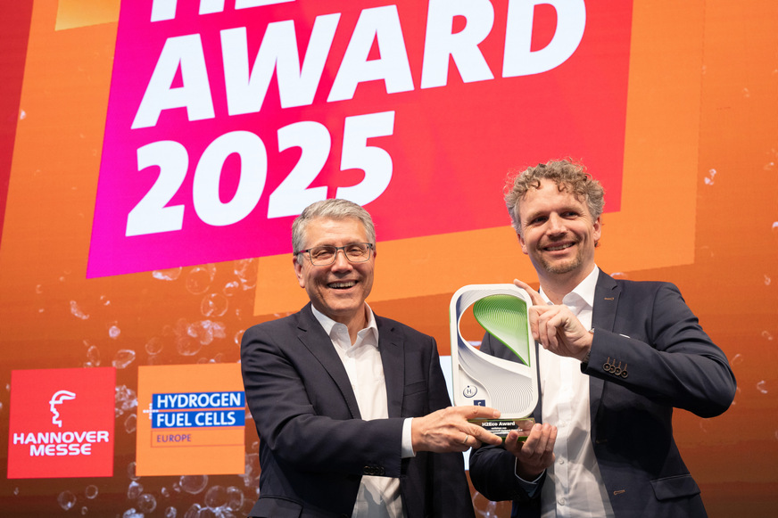 Verleihung des H2 Eco Award. Von links: links im Bild: Guenter Krenz, CEO Robert Bosch Manufacturing Solutions und Wolfgang Schleifenbaum, Head of Product Area Hydrogen Bosch Manufacturing Solutions.&nbsp;