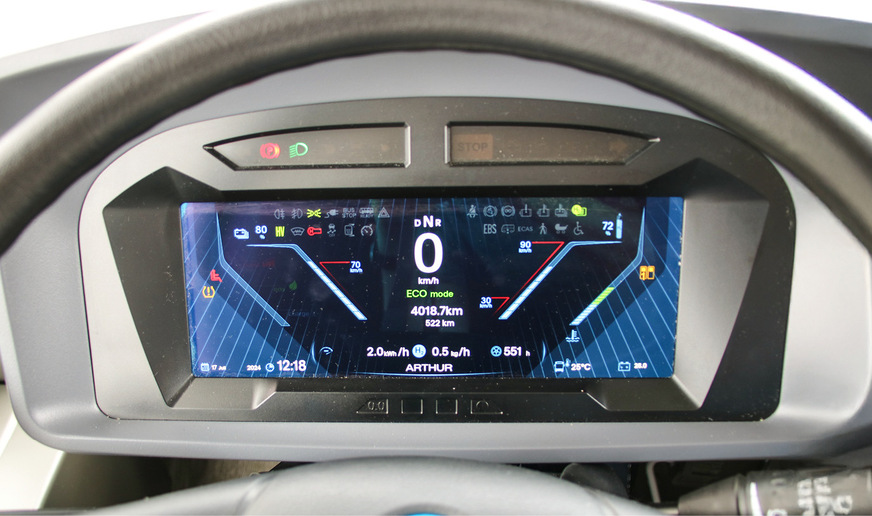 Die Reichweiten bei Brennstoffzellenbussen sind in der Regel höher als bei ihren vollelektrischen Pendants. Im Zentraldisplay des Arthur H2 Bus 12 M lässt sich beispielsweise ablesen, dass das Fahrzeug trotz nicht vollständig gefüllter H2-Tanks immer noch einen üppigen Fahrradius von mehr als 500 km aufweist.