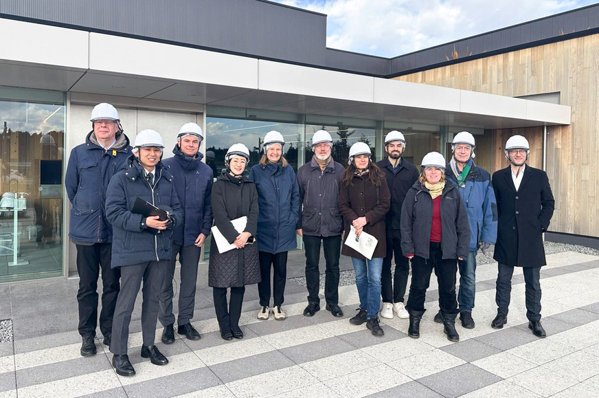 Mirei Isaka, Leiterin der Wasserstoffabteilung der NEDO, führte die deutsche Delegation über das Gelände des FH2R.