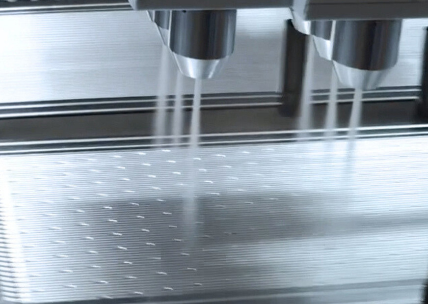 Die, trockene, rückstandsfreie CO2-Schneestrahlreinigung eignet sich für die partielle sowie ganzflächige Reinigung und lässt sich durch die Ausstattung mit entsprechender Düsenanzahl an die Taktzeiten anpassen.