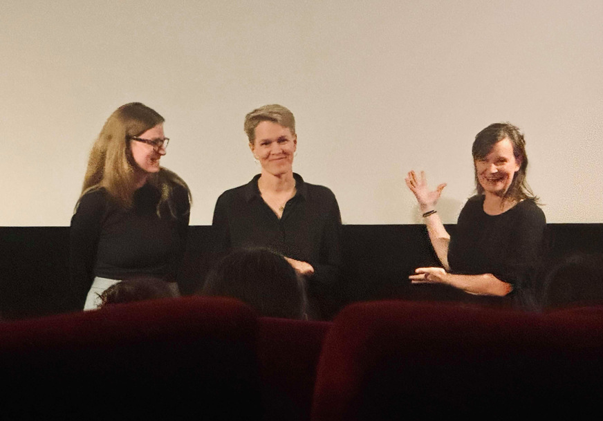 Die Filmemacherinnen Anna Klühspies, Stella Peters und Katharina Schiele im Gespräch mit dem Publikum nach der Presse-Vorführung des Films im Hamburger Zeise-Kino. 