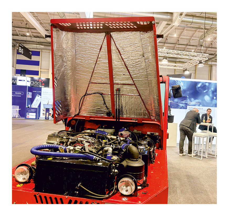 Blick unter die Motorhaube des Wasserstoff-Gepäck­schleppers.
