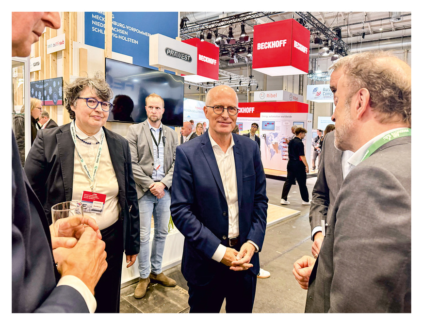 Hamburgs Erster Bürgermeister Peter Tschentscher informiert sich über den Fortgang der Wasser­stoff-Projekte.