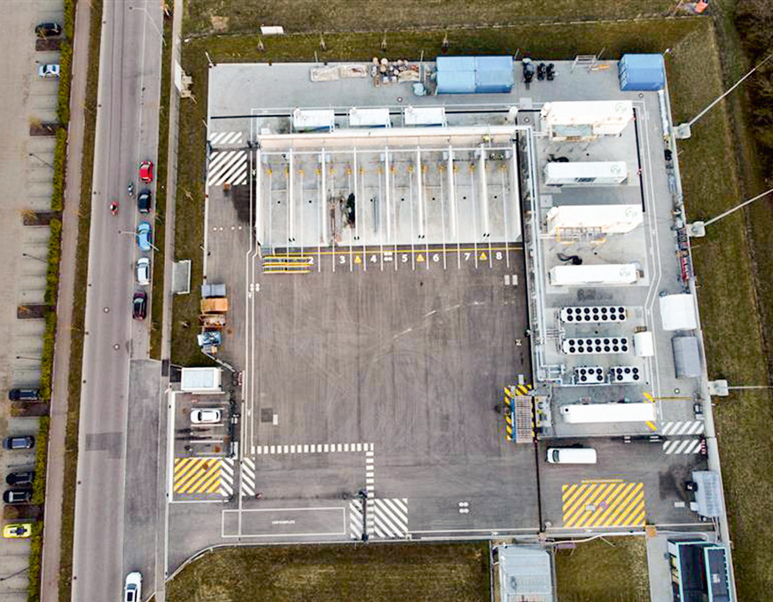 Die Container für die eigentliche Wasserstoffproduktion brauchen nur wenig Platz – vor allem müssen die Trailer für den Wasserstoff-Transport auf dem Gelände rangieren können.