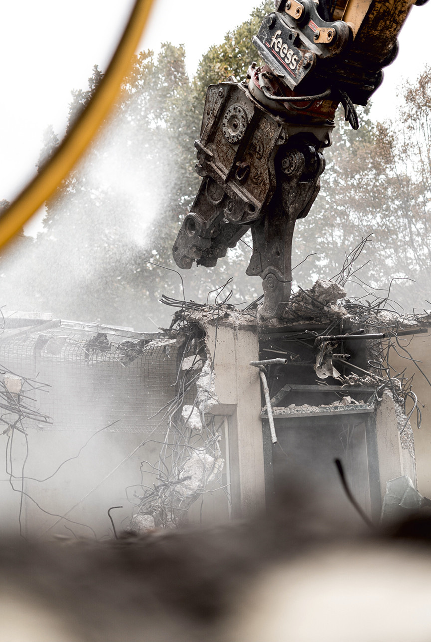 Ein 70-Tonnen-Brecher im Einsatz bei einem Abbruch. Für solche Großkaliber könnten Wasserstoffmotoren eine Lösung sein – technisch betrachtet.&nbsp;