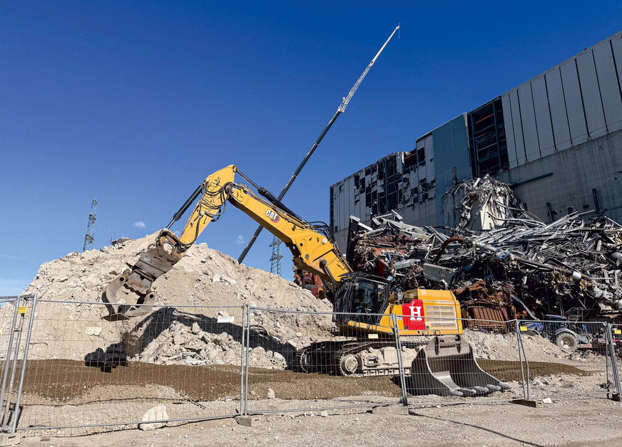 Am ehemaligen Kohlekraftwerk Moorburg werden alte Anlagen abgerissen, um Platz für eine H2-Fabrik zu schaffen.