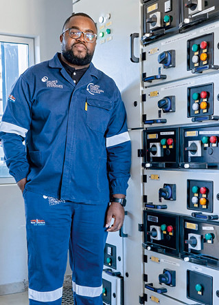 Ingenieur Jeremia Petrus vom Daures Green Hydrogen Village arbeitet an Namibias erster Düngerproduktion. „Meine Enkel werden stolz auf mich sein, weil ich an diesem Zukunftsprojekt beteiligt war“, sagt er.