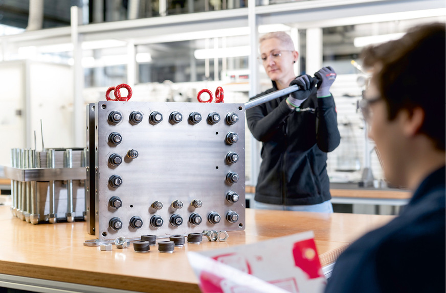 Endmontage eines Elektro­­lyse-Stacks beim Fraunhofer Umsicht.