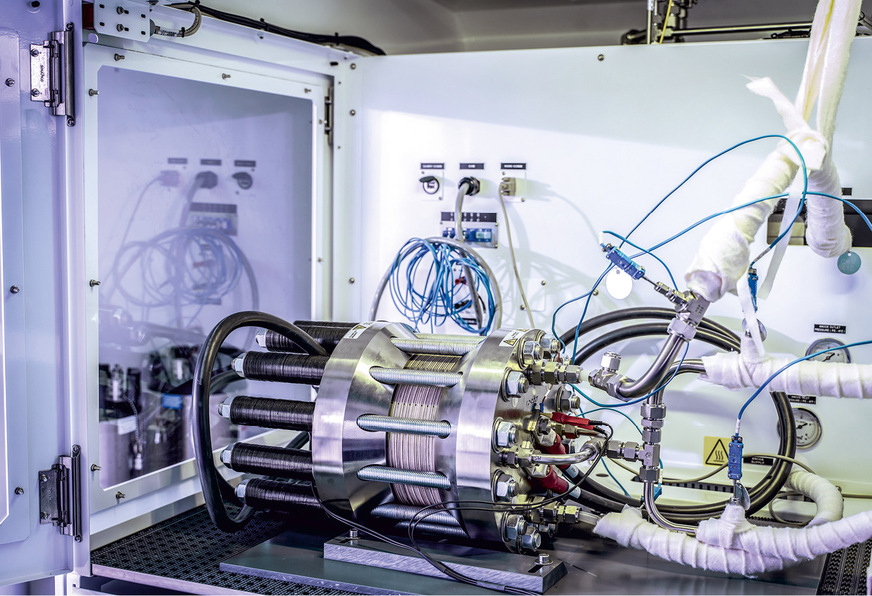 Ein 10 kW PEM-Elektrolyseur am Teststand beim Fraunhofer UMSICHT für die Durchführung von Stresstests und weitere Verarbeitung im Recycling Loop.