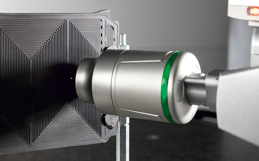 Der Weißlichtsensor erfasst mit einem kleinen Lichtpunkt die Flowfield-Struktur der Bipolar-Platte.