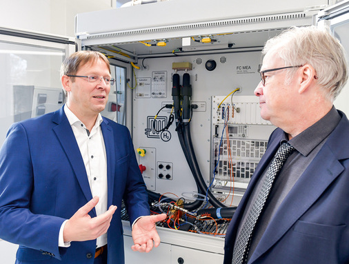 Prof. Alexander Sauer und Prof. Kai Peter Birke am Brennstoffzellenteststand im WAVE-H2-Labor. 