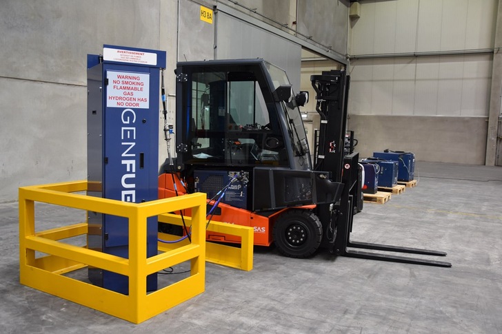 BZ-Gabelstapler mit Plug-Stack inside an der H2-Station
