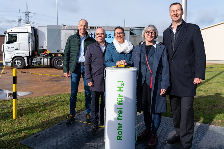 OGE und Nowega starten erstmals Umstellung einer Fernleitung von Erdgas auf Wasserstoff. V. l.: F. Heunemann, Nowega; M. Silies, Bürgermeister Emsbüren; Staatssekretärin A. Dobslaw, Niedersächsisches Umweltministerium; Staatssekretärin S. Krebs, Nordrhein-Westfälisches Wirtschaftsministerium; T. Hüwener, OGE.