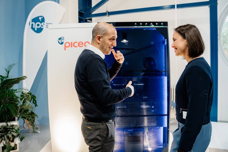 HPS-Gründer Zeyad Abul-Ella mit Vaitea Cowan von Enapter