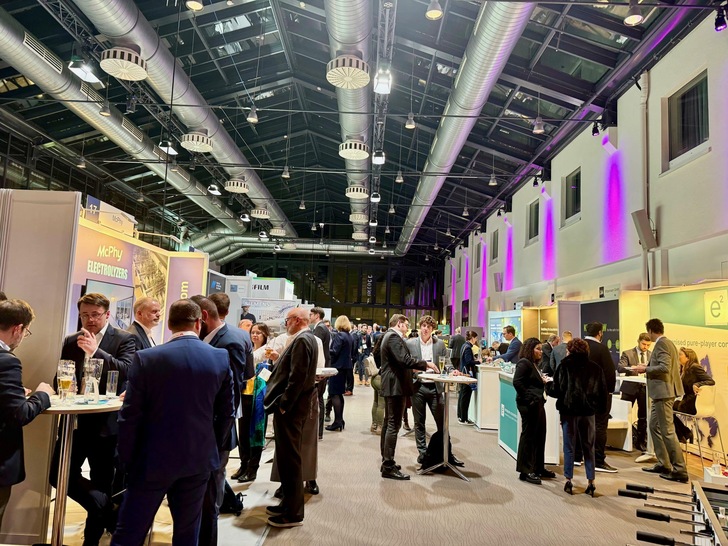 Lebhafter Austausch beim Abendempfang des H2 Forums in Berlin 