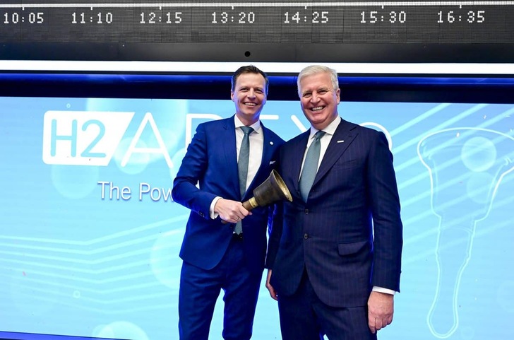 Peter Rößner (l.), CEO von H2APEX, und Roland Lienau, Aufsichtsratsvorsitzender von H2APEX, bei der Handelseröffnung in der Deutschen Börse