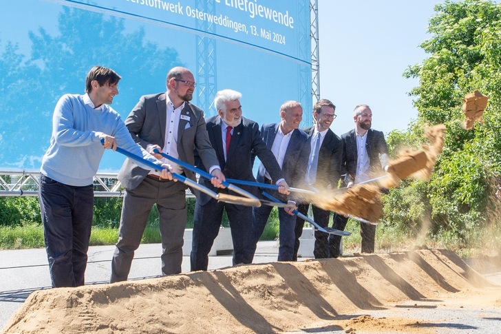 Spatenstich in Osterweddingen: (v. l.) Dr. P. Agoston, Enertrag; Landrat M. Stichnoth; Minister Prof. A. Willingmann; Bürgermeister J. Methner; Dr. T. Bischof-Niemz u. Dr. M. Ludwig (beide Enertrag)