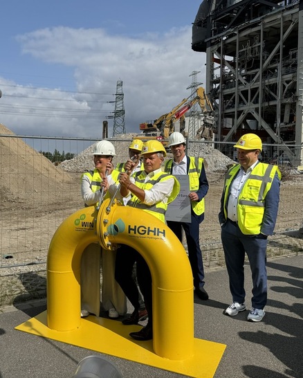 Symbolische Montage am Standort Hamburg-Moorburg: Vizekanzler Robert Habeck und Gabriele Eggers, kaufmännische Geschäftsführerin von Gasnetz Hamburg