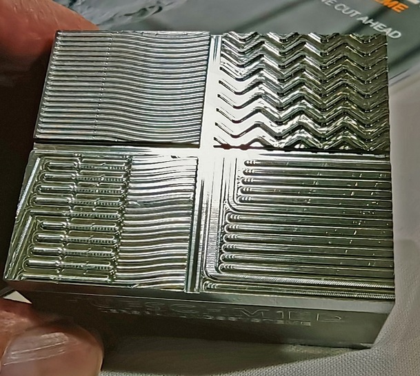 Filigrane Kanalstrukturen auf einem Demonstrator (300 x 150 mm) für einen Prägestempel für Bipolarplatten für Kfz-Brennstoffzellen. 
