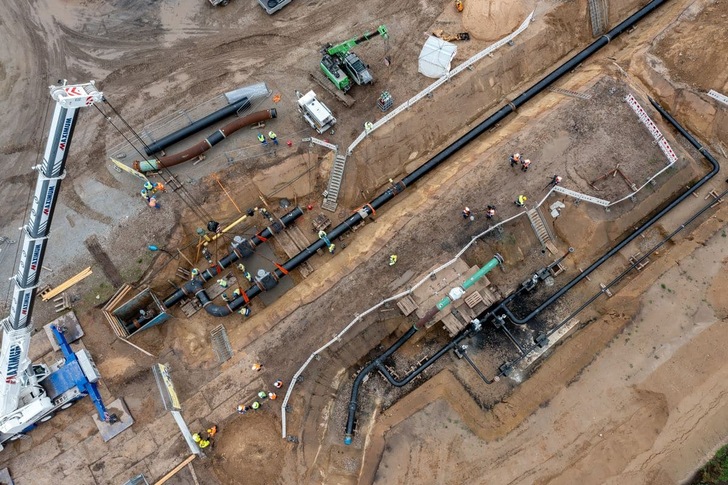 Einbau der Molchschleuse am Energiepark Bad Lauchstädt von Ontras im November 2023. Über die Molchschleuse können intelligente Messsonden im laufenden Betrieb in die Leitungen eingebracht werden. Noch in diesem Jahr soll der Netzabschnitt in Betrieb gehen.