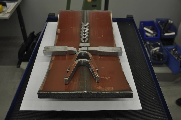 Einblick ins Werkstoffprüflabor: Ein Teil einer H2-Leitung mit Probenentnahmen nach entsprechenden Versuchen