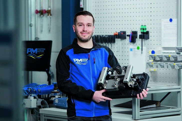 Robert Baustädter mit der Medienadapterplatte