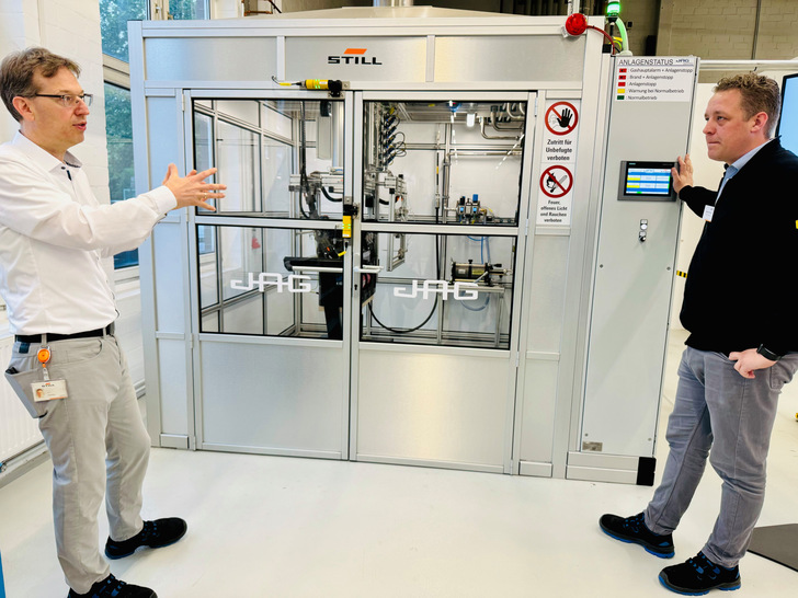 Produktionsleiter Jan Lemke erklärt den Brennstoffzellen-Prüfstand. 
