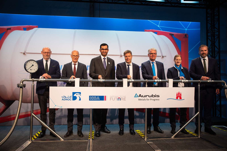 Publikumswirksam, aber auf Dauer unpraktisch: Erste Wasserstoff-Lieferung per Container im Jahr 2022. 