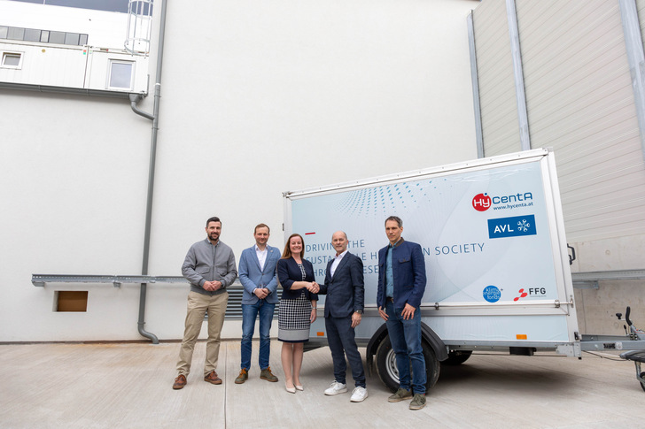 Von links: Gernot Hacker, Department Manager Business Development Hydrogen, AVL List GmbH, Thomas Stöhr, Senior Researcher and Project Manager, HyCentA Research GmbH, Gisele Amanicio, CEO Business & Finance, HyCentA Research GmbH, Helmut Iancu, Global Business Segment Manager Fuel Cell and Hydrogen System, AVL List GmbH, Stefan Brandstätter, Area Manager Circularity & System Optimization, HyCentA Research GmbH. 