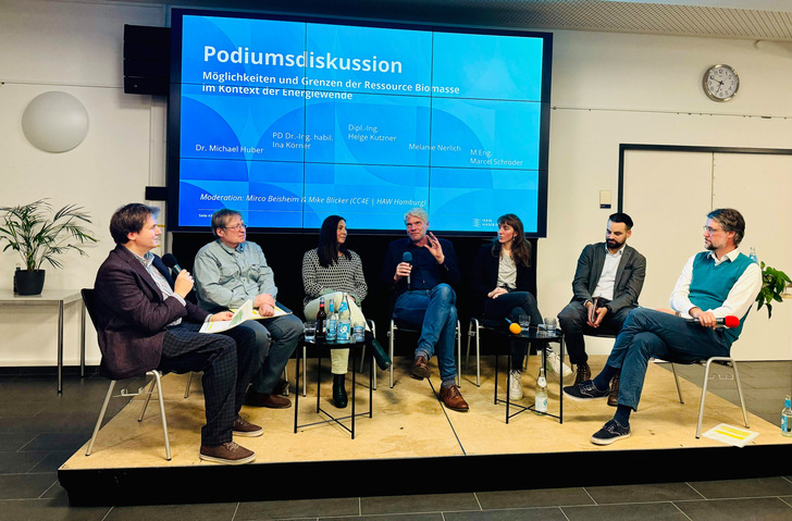 Helge Kutzner (Mitte) erklärt das AblaPyro-Projekt. 