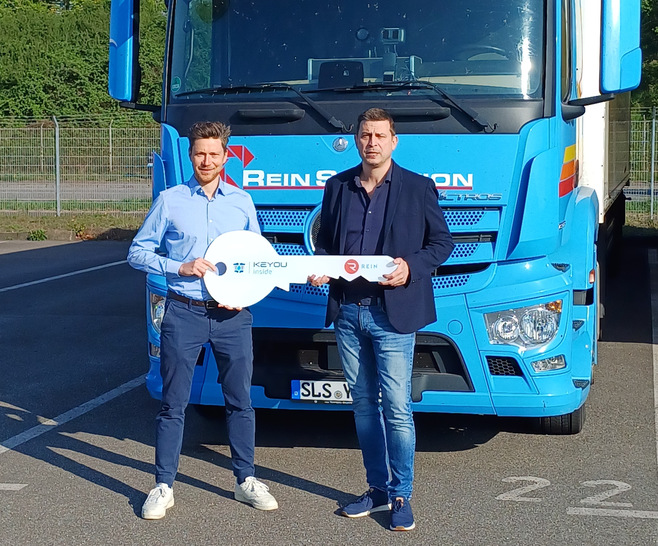 Schlüsselübergabe für den ersten Wasserstoff-Lkw von Keyou. 