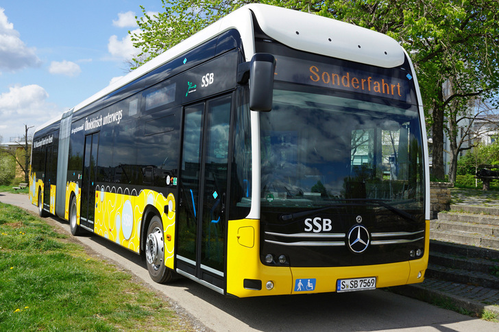 Official handover of the first of ten Mercedes-Benz eCitaro G fuel cell buses with H2-Mode to Stuttgarter Straßenbahnen AG (SSB).