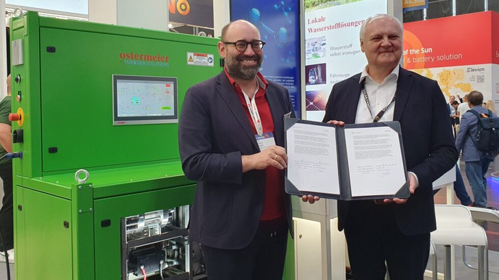 Auf der Intersolar in München besiegelten die ostermeier H2ydrogen Solutions GmbH und die Rhein Köster Group ihre Zusammenarbeit für den weltweiten Vertrieb einer innovativen Wasserstoff-Lehranlage.  - © OHS
