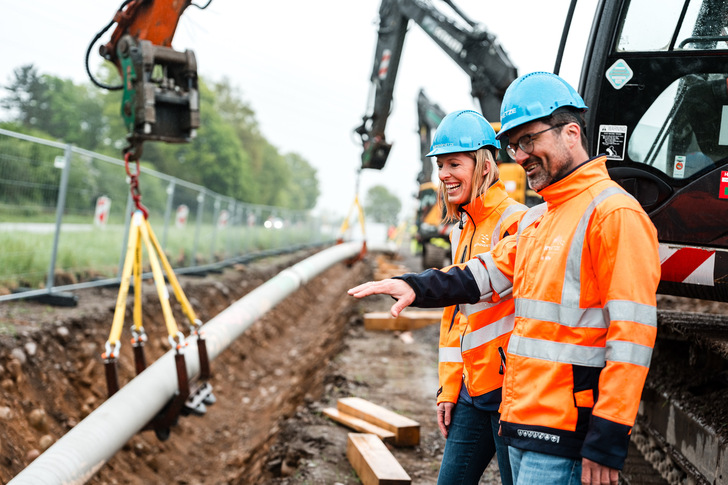 Bau der ersten 9 km Wasserstoffleitung der badenovaNETZE von Albbruck nach Dogern (H2@Hydro) als Teilprojekt von H2@Hochrhein im März/April 2025, Verlegung ins Erdreich am 25.04.25 unter Anwesenheit von Julie Bürkle-Weiss - © badenova/Jonas Conklin