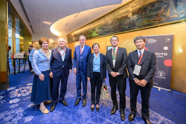 Die Unterzeichnung der Absichtserklärung fand in Tokio im Rahmen der österreichischen Handelsmission "Composing the Future - Together" statt. Im Bild (von links): Kathryn List  (AVL Cultural Foundation), Helmut List (CEO AVL, Alexander Van der Bellen (Hofrat im Bundesdienst), Doris Schmidauer, Shigeki Mori (Division Manager Energy Business Niterra), Keiji Suzuki (Executive Officer Niterra) - © Advantage Austria