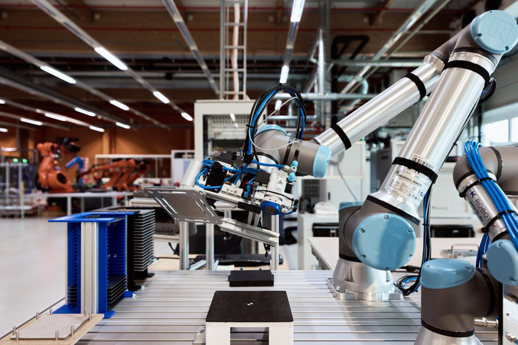 Mithilfe von Cobots können automatisierte Fertigungsprozesse, zum Beispiel bei der Montage von Elektrolyse-Stacks, entwickelt, implementiert und validiert werden. - © Fraunhofer IKTS