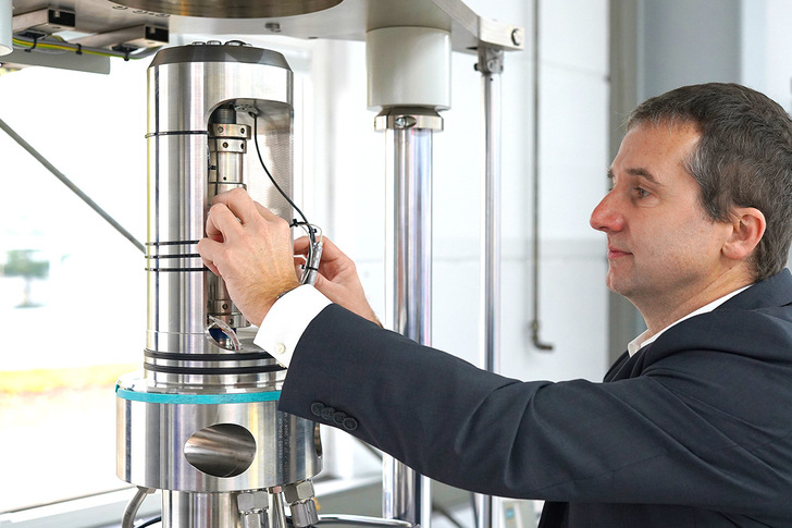 Die neue Prüfmaschine erleichtert die verlässliche Materialprüfung. - © ZwickRoell