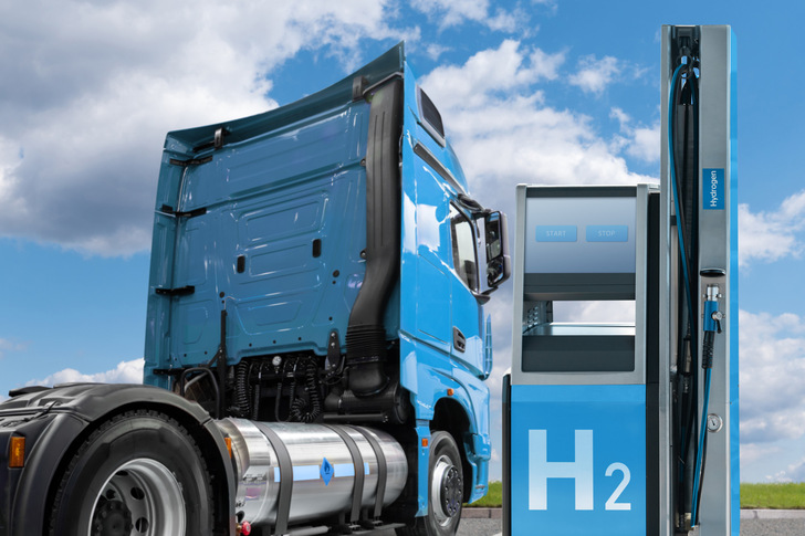 Illustration von Lkw an Wasserstoff-Zapfsäule.  - © scharfsinn86 - stock.adobe.com