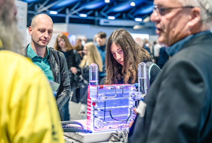 Die Wasserstoff Messe in Düren hilft dabei, das Gas greifbar zu machen.