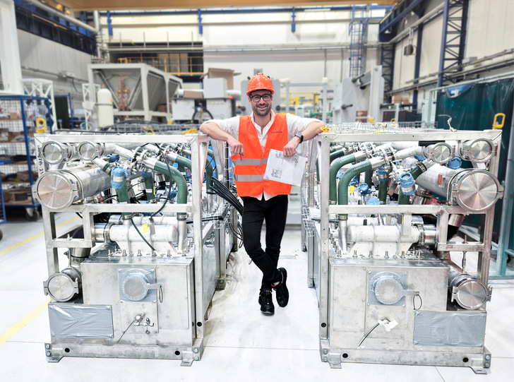 Hystar-Produktmanager Jan Schmidt mit den Stack-Modulen. Die vier Stacks pro Modul produzieren 46 kg H2/h, equivalent zu 2,5 MW bei herkömmlichen PEM-Elektrolyseuren. Auch das Cell Voltage Monitoring von Smart Testsolutions ist in den Modulen integriert. 