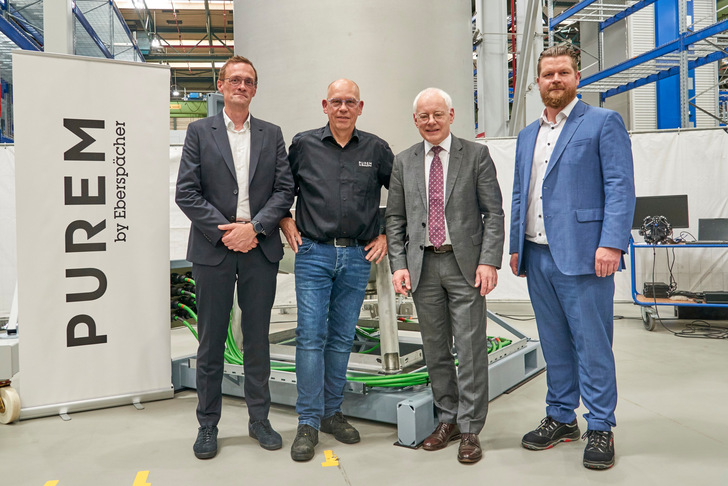 Vorstellung der ersten SOEC-Behälter im Eberspächer-Werk in Neunkirchen. Im Bild (von links): Kim Hedegaard, (Topsoe), Ralf Bickel (Purem by Eberspächer Neunkirchen), Jürgen Barke (Wirtschaftsminister des Saarlands) und Benjamin Brenkel (Purem by Eberspächer).