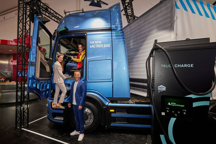 Der neue eActros 600 bei Hylane. Im Bild, von oben: Marc Hitschfeld (COO Post & Paket Deutschland der DHL Group), Sara Schiffer (Geschäftsführerin Hylane), Christian Wilz (Vorsitzender der Geschäftsleitung Mercedes-Benz Trucks & Fuso bei Daimler Truck Deutschland). - © Andreas Kusy