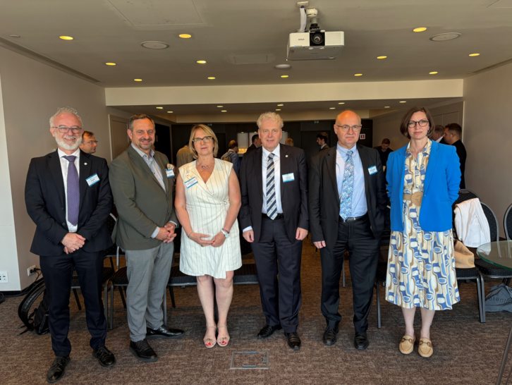 Von links: Luigi Crema (Hydrogen Europe Research), Jorgo Chatzimarkakis (Hydrogen Europe), Valérie Buillon-Delporte (Clean Hydrogen Partnership), Christian Sattler (Hydrogen Europe Research), Tudor Constantinescu (Generaldirektion Energie der Europäischen Kommission), Siobhan McGarry (Generaldirektion Binnenmarkt, Industrie, Unternehmertum und KMU der Europäischen Kommission)