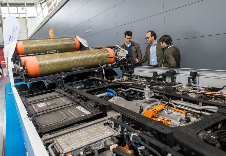 Innenleben eines Wasserstoff-Lkw mit Brennstoffzellen-Technologie auf der hy-fcell in Stuttgart 