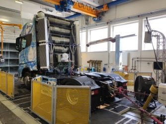 Der Brennstoffzellen-Lkw-Prototyp aus dem „SeLv“-Projekt des RWTH-Lehrstuhls PEM bei Spezialtests zum Leistungs- und zum Bremsverhalten auf dem Rollenprüfstand der DLG.