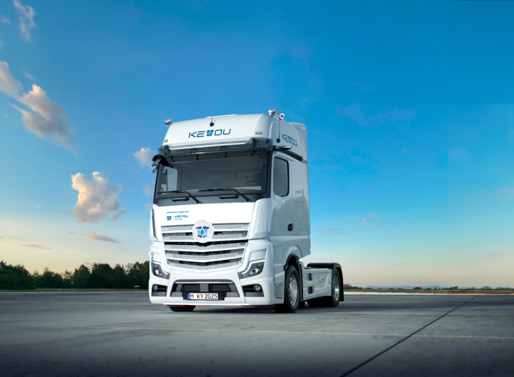 Keyou-Sattelzugmaschine auf Basis des Actros von Daimler. Die ersten Exemplare werden voraussichtlich ab Ende 2026 an Kunden vermietet. 