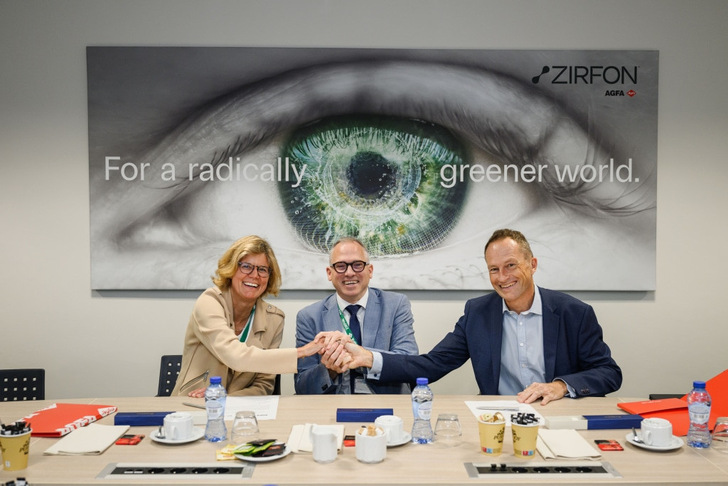 Inge Neven, CEO des flämischen Forschungsinstituts VITO und Vincent Wille, Präsident des Bereichs Digital Printing Solutions & Chemicals bei Agfa, besiegeln ihre Vereinbarung im Beisein des flämischen Ministerpräsidenten Matthias Diependaele (Mitte). 