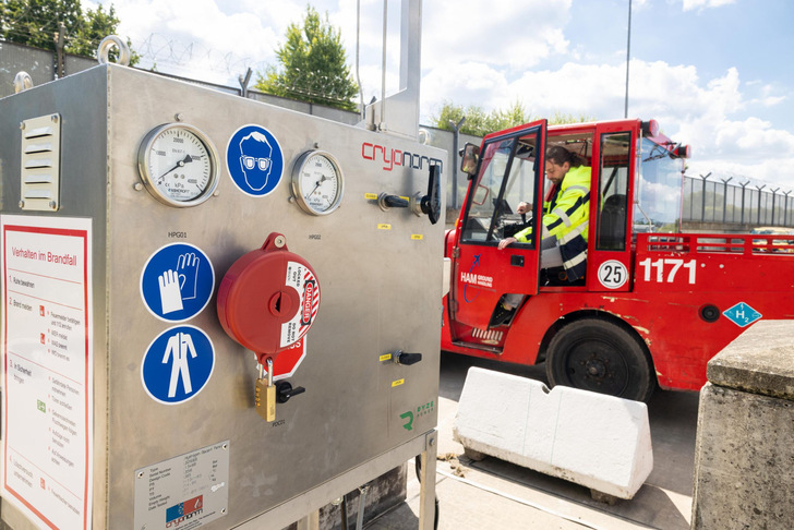 The hydrogen-powered baggage tug at the hydrogen refueling station at Hamburg Airport.