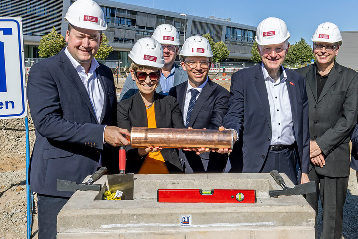 Thorsten Kornblum (OBM, Stadt Braunschweig), Angela Ittel (Präsidentin, TU Braunschweig), Falko Mohrs (Niedersächsischer Minister für Wissenschaft und Kultur), Prof. Arno Kwade (BLB+, TU Braunschweig) und Torsten Markgräfe (Leitung Gebäudemanagement, TU Braunschweig).