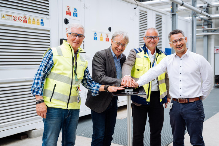 Robert Schmid (Projektleiter Linde), Thomas Reisinger (Vorstand für Operations Infineon Austria), Botond
Tordai (Director Operations Linde), Stefan Walder (Projektleiter Infineon Austria)
